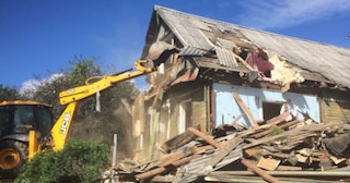 Промышленный демонтаж пристроек к дому в Печоре | Цены от 561 руб. за м2